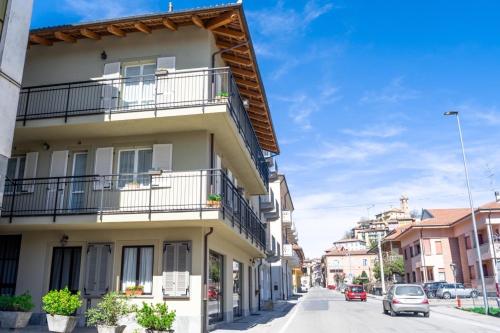 un edificio con balcones en una calle de la ciudad en Appartamenti Rocca - CAV La Casa di Rosa, en Monforte dʼAlba