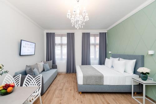 una camera d'albergo con letto e divano di Eight Secrets Boutique Residence a Praga