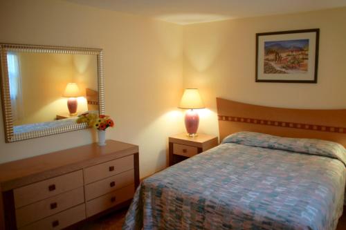 Ένα ή περισσότερα κρεβάτια σε δωμάτιο στο Lago Mar Motel and Apartments