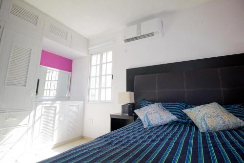ein Schlafzimmer mit einem Bett und zwei Kissen darauf in der Unterkunft Casa Zac Nicte Mx-Habitacion IXCHEL in Cancún