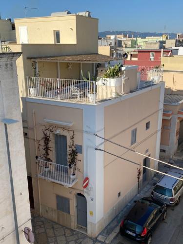 a car parked on the side of a building at Casa Mida - Guest House in Pezze di Greco