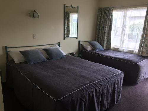 Кровать или кровати в номере Bentons Motel