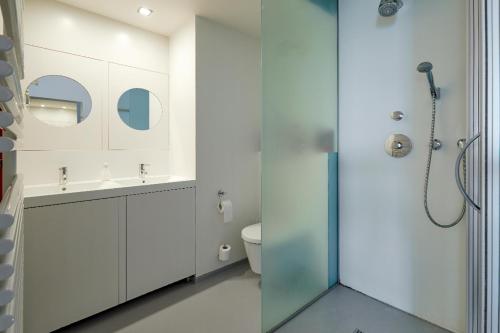 Kylpyhuone majoituspaikassa Beautiful Top Floor Seaview Studio Apartment B'berge-Bruges