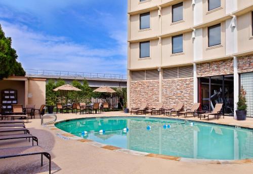 Swimming pool sa o malapit sa Holiday Inn Dallas Market Center, an IHG Hotel
