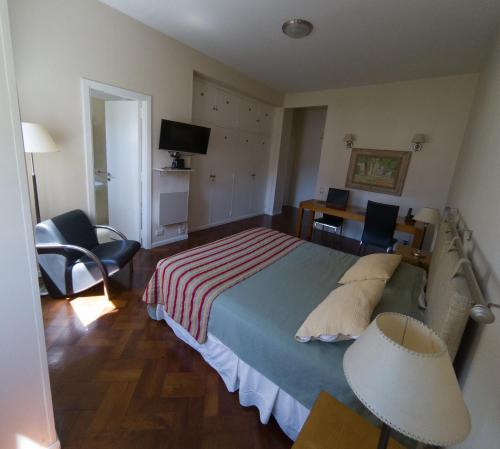 1 dormitorio con 1 cama, escritorio y silla en Vicente Lopez 1747 en Buenos Aires