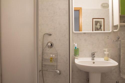 bagno con lavandino e box doccia di Casa verde Dafni a Ragusa