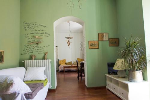 una camera da letto con pareti verdi, un letto e un tavolo di Casa verde Dafni a Ragusa