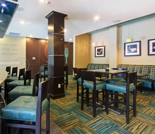 a dining room with chairs and a table at Holiday Inn Christiansburg Blacksburg by IHG in Christiansburg