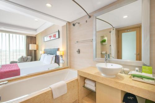 ห้องน้ำของ Qingdao Parkview Holiday Hotel
