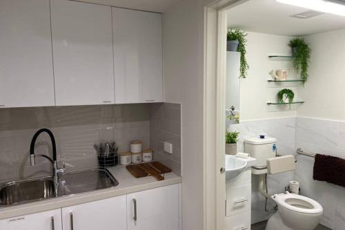 Koupelna v ubytování 10A Brunswick Living Studio Close to APT and CBD Free Wifi Tram at Doorstep