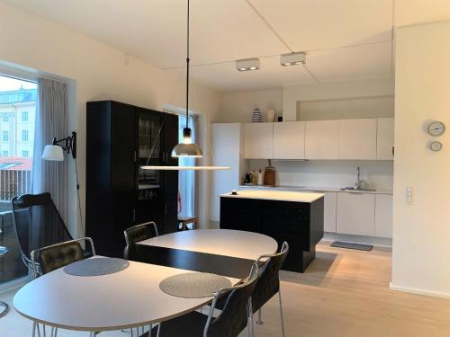 uma cozinha e sala de jantar com mesa e cadeiras em ApartmentInCopenhagen Apartment 1440 em Copenhague