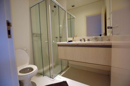 y baño con ducha, aseo y lavamanos. en Gaudi Loft Design 06, en Campos do Jordão