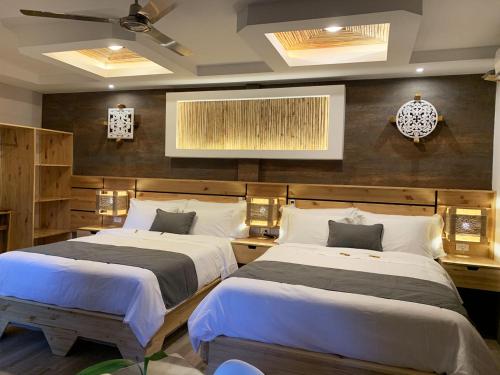a bedroom with two beds and a wall at ARANJUEZ LOFTS Santa Ana in Santa Ana