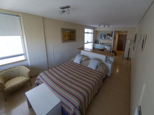 1 dormitorio con 1 cama y 1 mesa en una habitación en Concord Callao en Buenos Aires