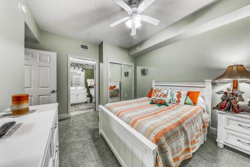 ein Schlafzimmer mit einem Bett und einem Deckenventilator in der Unterkunft Majestic Beach Resort in Panama City Beach
