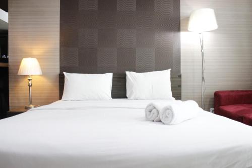 Postel nebo postele na pokoji v ubytování Prime and Comfy Studio at Tamansari La Grande Apartment By Travelio