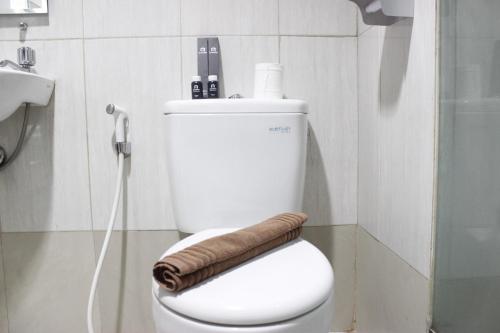 Koupelna v ubytování Prime and Comfy Studio at Tamansari La Grande Apartment By Travelio