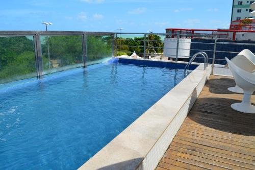 una piscina en la azotea de un edificio en Israel Flat Tambau 209 PRIME, en João Pessoa