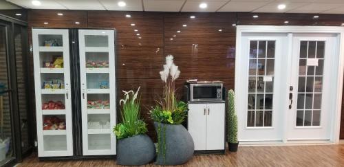 Kjøkken eller kjøkkenkrok på Baymont by Wyndham Montreal Airport