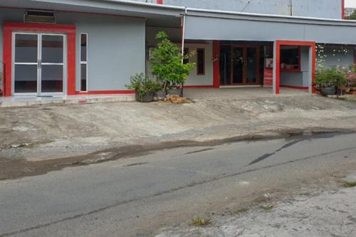 an empty parking lot in front of a building at RedDoorz @ Hotel Yaki Mamuju in Rimuku