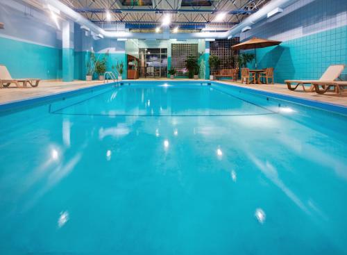 Swimmingpoolen hos eller tæt på Holiday Inn Des Moines-Downtown-Mercy Campus, an IHG Hotel