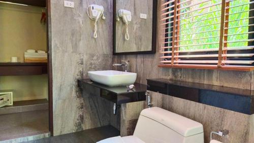 Aonang Hill Krabi-SHA Extra Plus في شاطيء آونانغ: حمام مع حوض ومرحاض