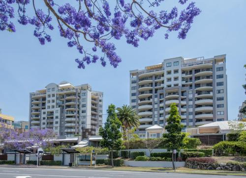 - une vue sur les immeubles d'appartements depuis la rue dans l'établissement The Oasis Apartments, à Brisbane