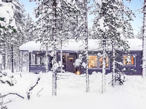 サーリセルカにあるHoliday Home Aarrekammi by Interhomeの雪家