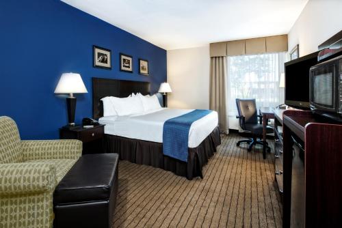 En eller flere senger på et rom på Holiday Inn Hotel Dallas DFW Airport West, an IHG Hotel
