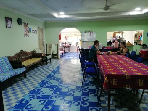 Restoran atau tempat lain untuk makan di Mulu Diana Homestay