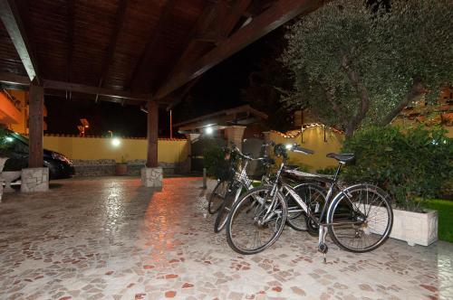 un grupo de bicicletas estacionadas bajo un edificio por la noche en EneaHouse, en Fiumicino