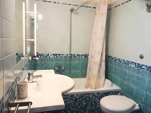 een badkamer met een wastafel, een toilet en een douche bij Casa vacanze laura Otranto centro, Salento 6 posti in Otranto