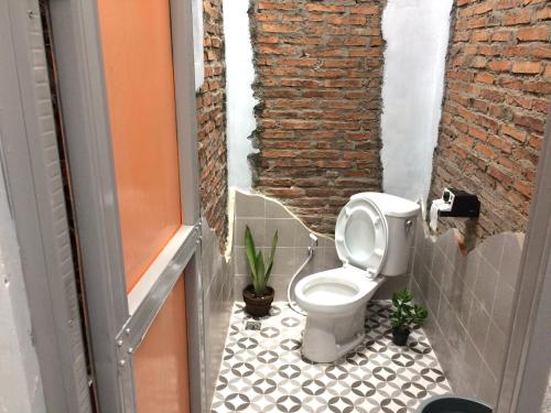Un baño de "NOMORE" Gallery and Guesthouse