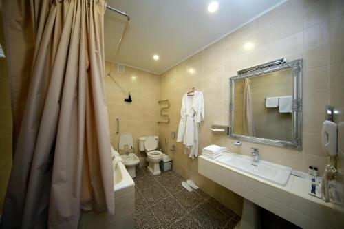 A bathroom at Belogorye Hotel