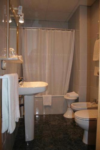 a bathroom with a sink and a toilet and a shower at Parque in Cazorla