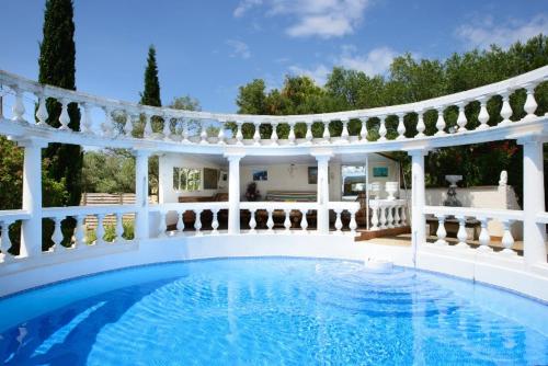 une grande piscine avec une pergola blanche dans l'établissement Villa with pool in Provence -Villa Romantique sleeps up to 12 4 in optional gite, à Beaucaire