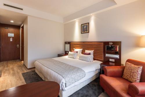 Giường trong phòng chung tại Shanghai Hotel Holland