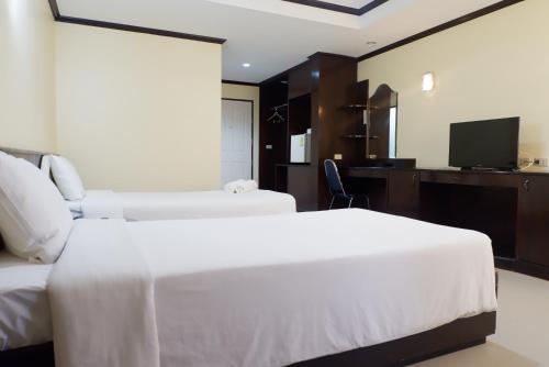 Postel nebo postele na pokoji v ubytování Auychai Grand Hotel