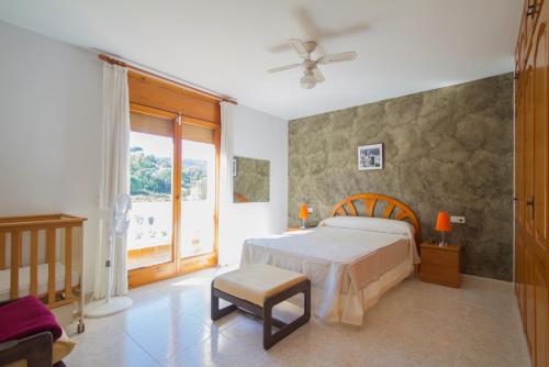 - une chambre avec un lit, une chaise et une fenêtre dans l'établissement Club Villamar - Ruizman, à Calonge