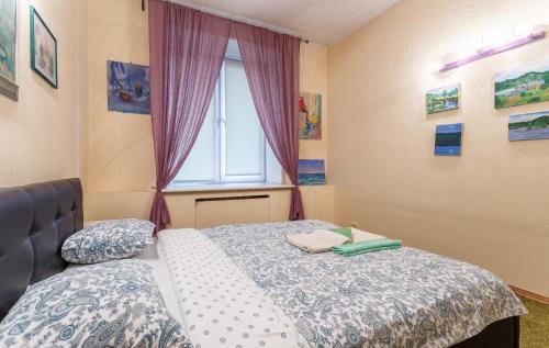 a bedroom with a bed and a window at Apartment Na Leninskom prospecte in Moscow