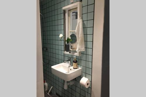 y baño con lavabo y espejo. en Central Apartment in attractive Østerbro en Copenhague