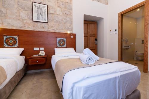 Postel nebo postele na pokoji v ubytování Azzahra Boutique Hotel & Restaurant - Jerusalem