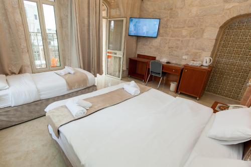 Postel nebo postele na pokoji v ubytování Azzahra Boutique Hotel & Restaurant - Jerusalem