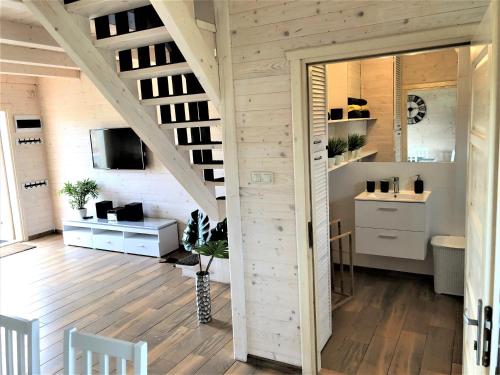 an attic kitchen and living room in a tiny house at Białe Domki Lubiatowo in Lubiatowo