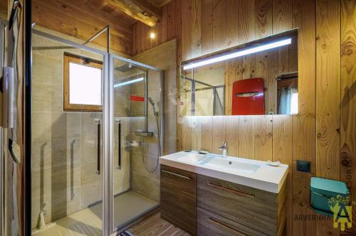 シャンボン・シュル・ラックにあるGrande Cabane du Lacのバスルーム(シャワー、シンク、シャワー付)