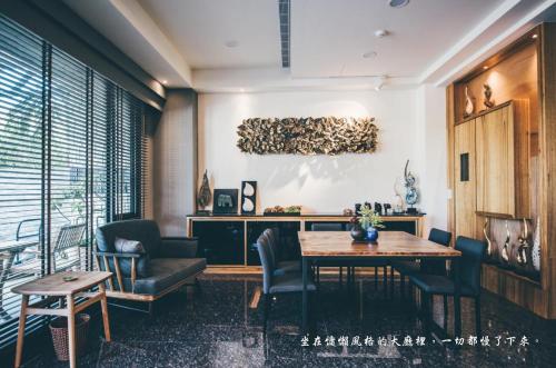 ein Esszimmer mit einem Tisch und Stühlen in der Unterkunft Mambo Boutique Hotel in Altstadt von Hengchun