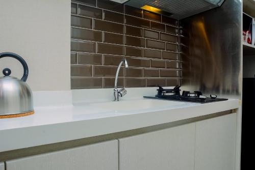 Kuchyň nebo kuchyňský kout v ubytování Marvelous Studio Signature Park Grande Apartment By Travelio