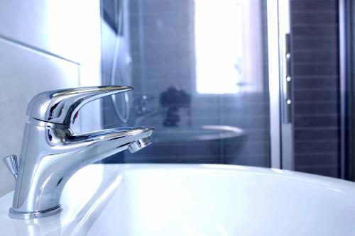 un lavandino in bagno con rubinetto d'argento di Casa Padoan a Chioggia