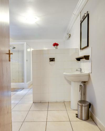 Bilik mandi di The Nightingale Guesthouse