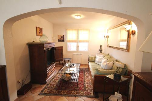 un salon avec un canapé et une table dans l'établissement Bel Appartement climatisé de plain pied 80m de la mer grand séjour 2 chambres belle terrasse LXRM3, à Portiragnes